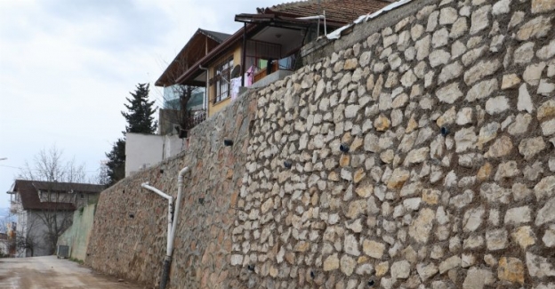 İzmit'te hasarlı istinat duvarı yenilendi