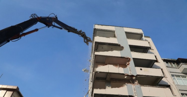 Kocaeli Büyükşehir Kınay İş Merkezi'ni yıkıyor