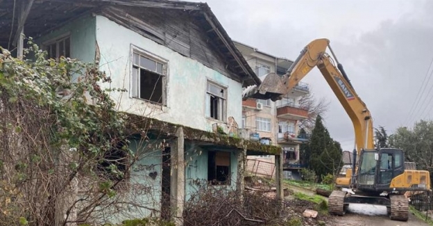 Kocaeli Gölcük'te riskli binalar yıkılıyor