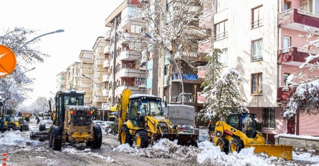 Malatya'da yağış sonrası karın izleri temizliyor