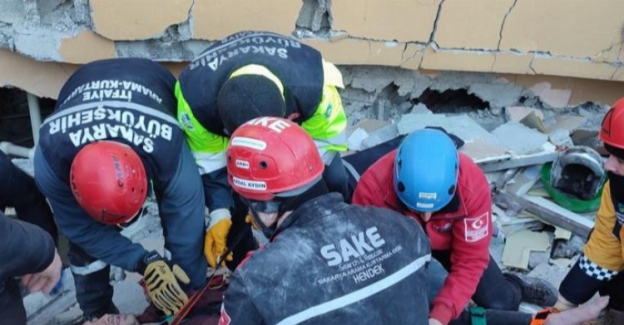 Sakarya ekipleri hayat kurtarmaya devam ediyor