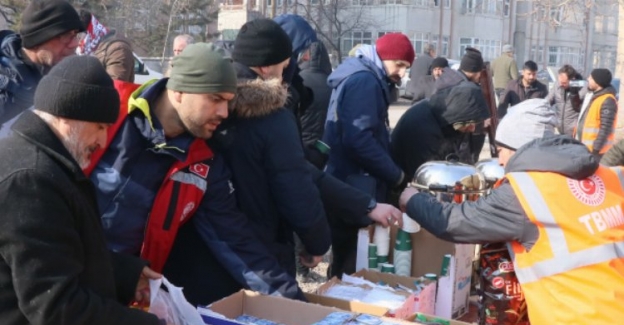 TBMM personeli Kahramanmaraş'ta sıcak yemek veriyor