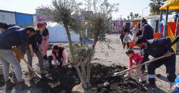 Zeytin ağaçlarına ilk can suyunu depremzedeli çocuklar verdi