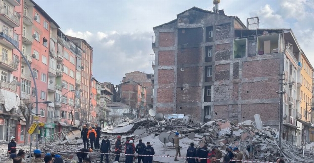 Malatya'da ağır hasarlı 5 katlı bina çöktü