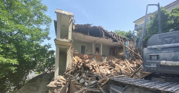 Kocaeli'de hasarlı ve metruk yapıların yıkımına devam