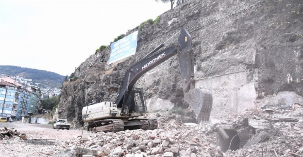 Bursa Osmangazi'de tarihi bölgedeki riskli binalar yıkılıyor
