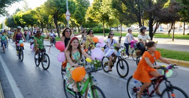 Süslü Kadınlar'dan bisiklette renkli görüntüler
