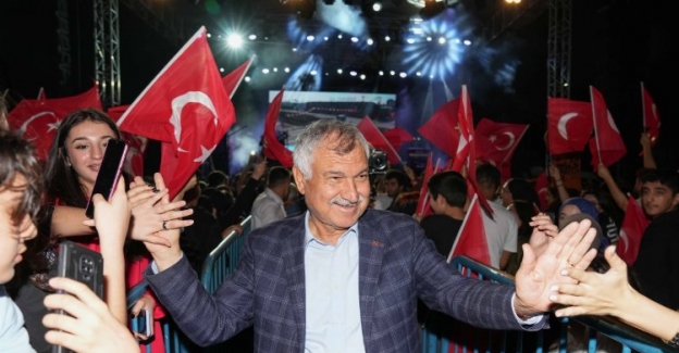 Adanalılar Pinhani konseriyle coştu Cumhuriyeti Kutladı