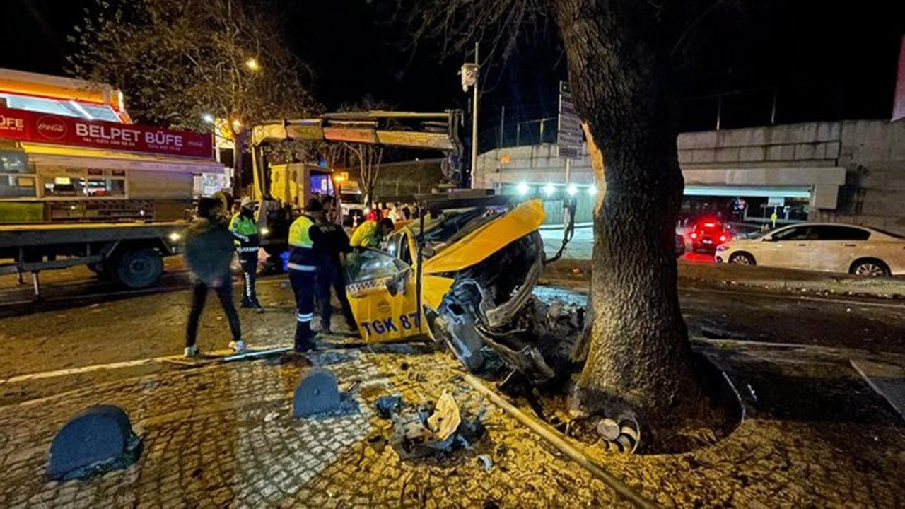 Bakırköy’de taksiyle ağaca çarpan genç hayatını kaybetti