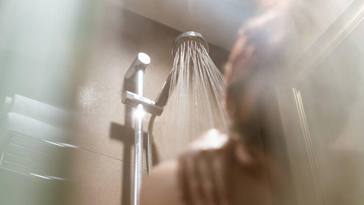 2.Sıcak duş yaparak gevşemesini sağlayın