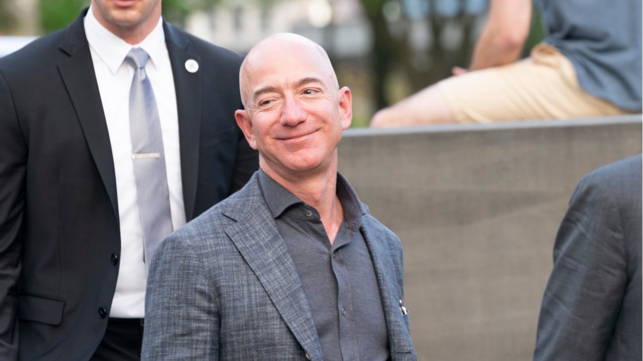 Jeff Bezos, 122 milyar dolarlık servetinin çoğunu bağışlamayı planladığını söyledi