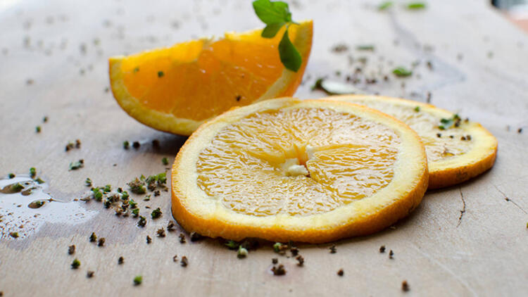 2.Kokudan kurtulmak için portakal dilimlerini baharatlarla kaynatın
