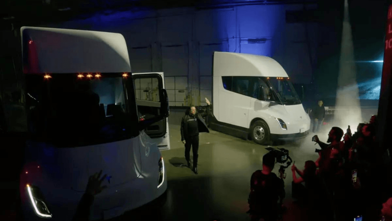 Tesla Semi, 3 yıllık gecikme ile ilk elektrikli tırının teslimatını gerçekleştirdi