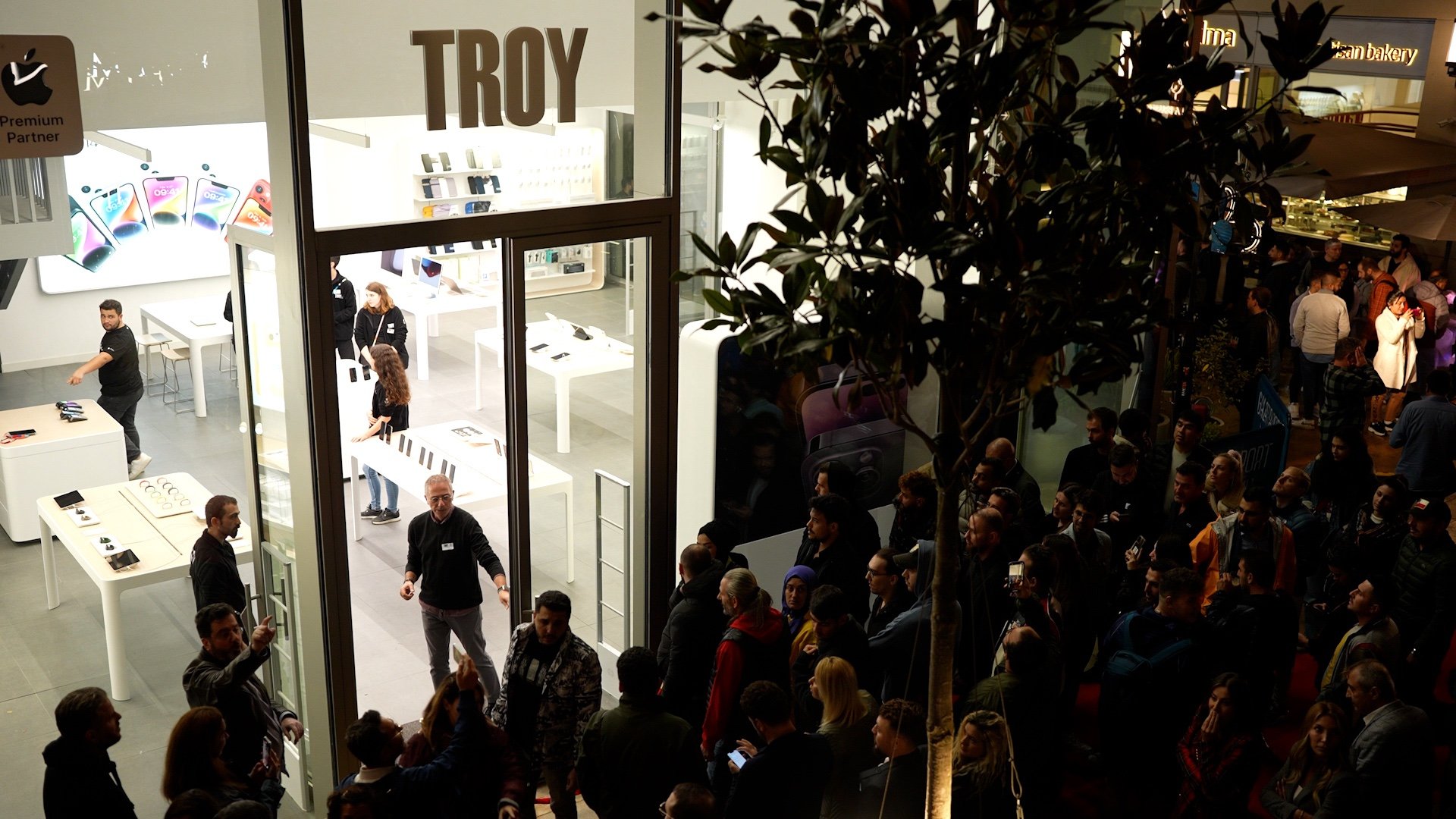 Troy iPhone 14 lansmanını tekne partisi ile kutladı