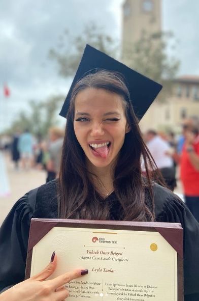 Ünlü oyuncu Leyla Tanlar'ın gecikmeli mezuniyet sevinci! 1