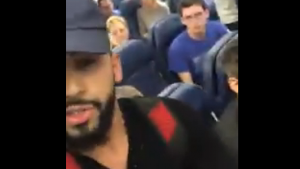 Amerika'da bir adam Arapça konuştuğu için uçaktan atıldı