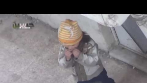 Ekmeğini arkadaşları ile paylaşan Suriyeli küçük kız